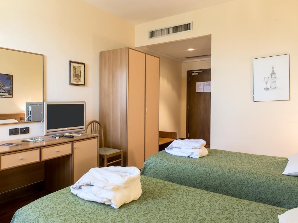 Hotel Torresi Potenza Picena Kamer foto