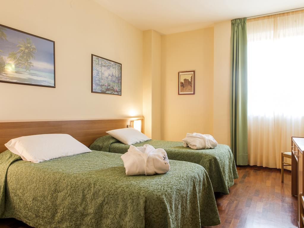 Hotel Torresi Potenza Picena Kamer foto