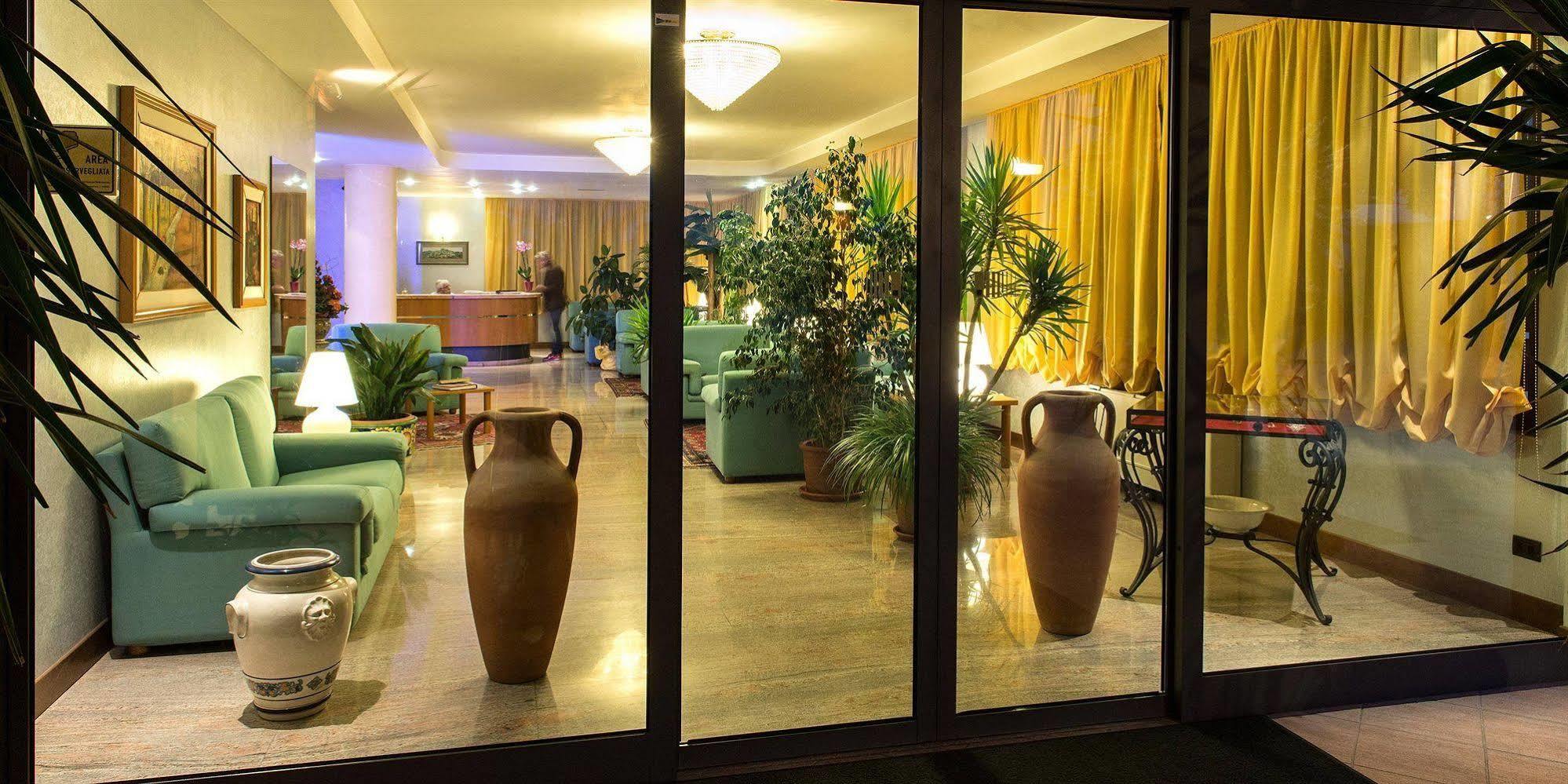 Hotel Torresi Potenza Picena Buitenkant foto